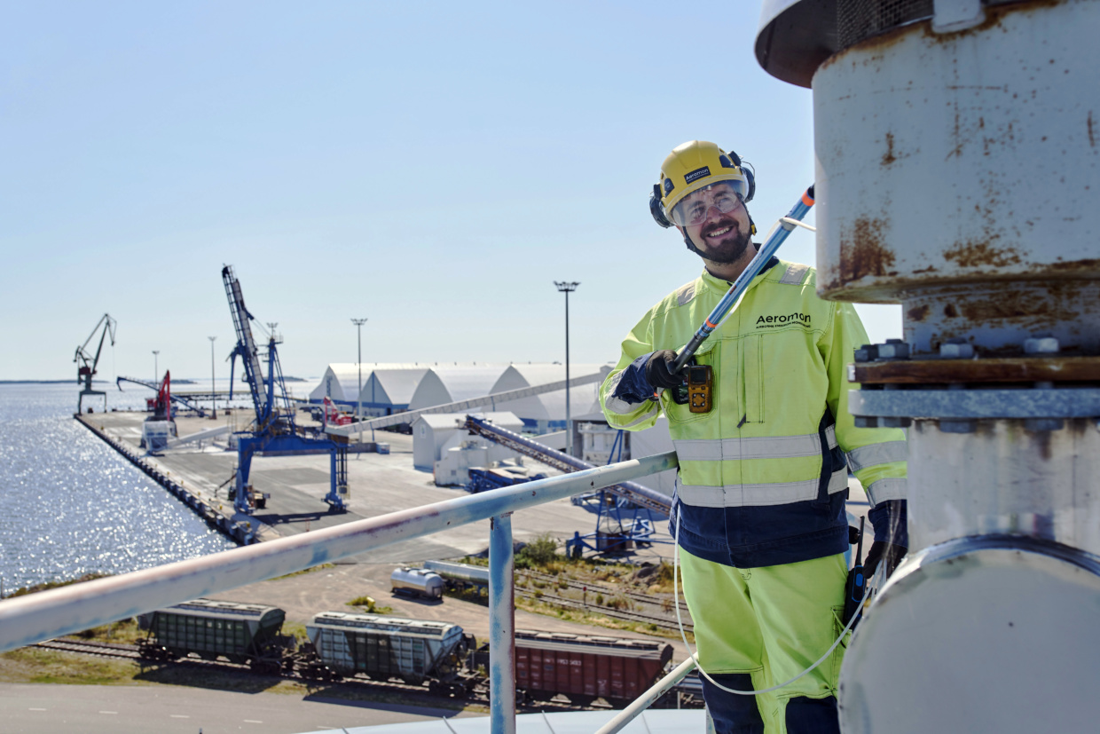 An Aeromon field engineer performing point source leak detection from a vent.