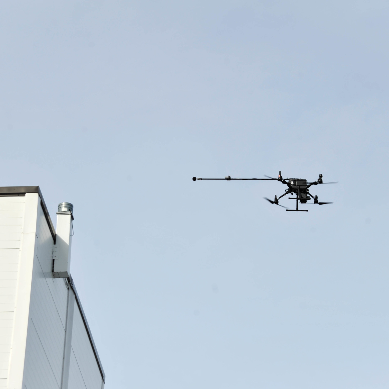A drone hovering close to a process plants roof top and a noise source.
